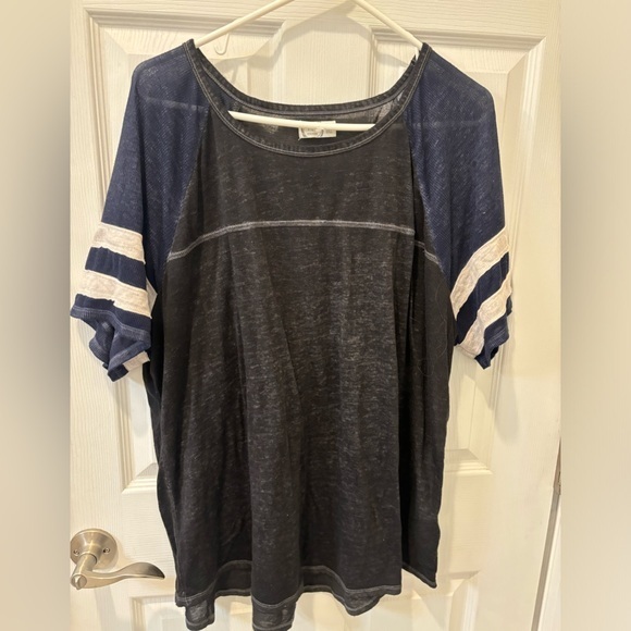 5/$25 Maurices‎ top - Picture 1 of 5